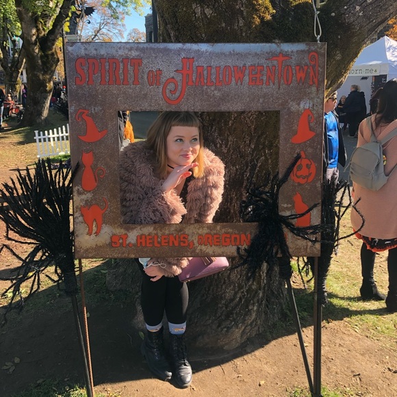 Meet your Posher, Christina - Picture 3 of 13